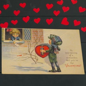 20er Jahre Valentinstag Postkarte Junge spielt Akkordeon zu einem Mädchen Serie 1404B - Bild 1 von 2