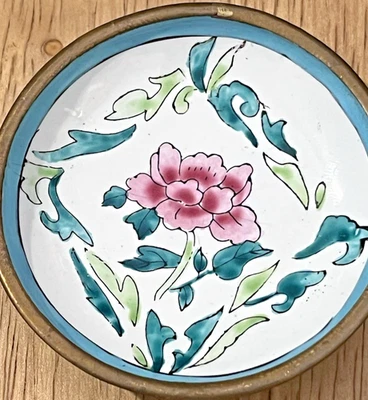 Prato cloisonne floral rosa e verde vintage década de 1920 doce prato baixo 2 DISPONÍVEL - Imagem 1 de 4