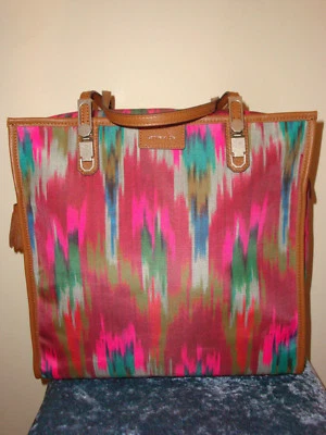 Bolso de Mano LOUISE ET CIE Talis ~Ikat Multi~¡NUEVO CON ETIQUETAS!!!Precio de venta sugerido por el fabricante $198 Foto 1 de 4