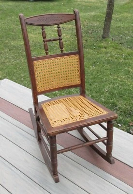 Mecedora antigua con respaldo de bastón basculante Foto 1 de 4