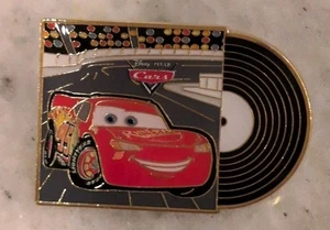 Spilla scatola cieca Loungefly Disney Pixar Records - Auto - Saetta McQueen - Aperta - Foto 1 di 3
