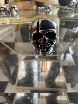 Anillo calavera plata con cicatriz. Talla 10,5 Foto 1 de 4