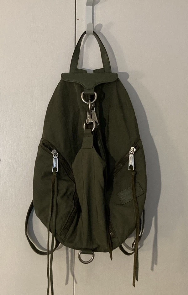 Mochila Rebecca Minkoff Julian de nailon caqui con herrajes plateados Foto 1 de 4