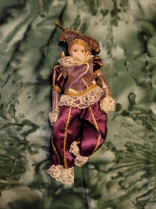 Bambola vintage porcellana pagliaccio giullare 7" vestito colorato viola e oro - Foto 1 di 1