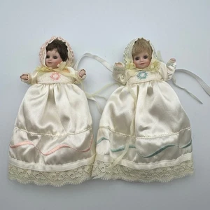 Juego de 2 muñecas de porcelana vintage vestido de bautizo cinta de encaje recuerdo de reliquia - Imagen 1 de 5