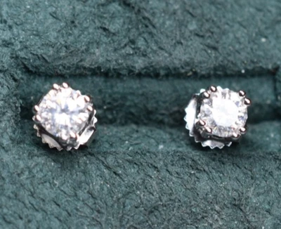 Aretes de diamantes genuinos de plata de ley de 0,90 quilates de peso total Foto 1 de 4