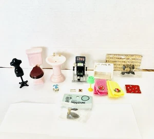 Puppenhaus Miniatur Möbel/Zubehör Konvolut Vintage Metall/Porzellan & mehr lesen - Bild 1 von 9