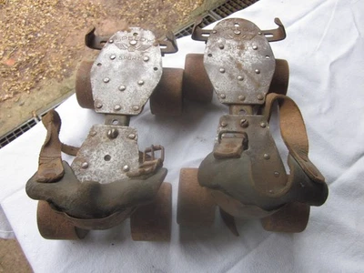 Anciens patins a roulettes - Photo 1/4