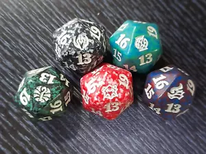 (Life Counter) MTG , Strixhaven, Spindown D20 dice each one (5 dice in total) - Picture 1 of 1