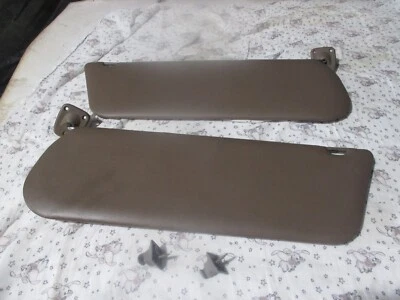 Par de parasoles derecho e izquierdo Ford F150, F250, F350 1992 beige/vinilo bronceado OEM Foto 1 de 3