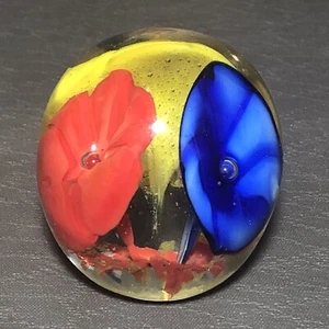 Briefbeschwerer aus mundgeblasenem Glas mit Signatur klein Vintage rot gelb blau Blumen - Bild 1 von 7