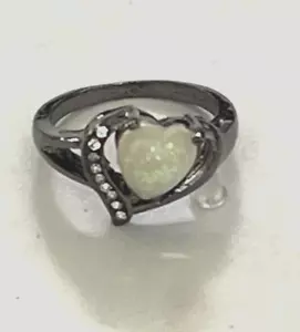 ANILLO CORAZÓN DE ÓPALO BLANCO ÚNICO TONO NEGRO SIMULADO METAL TALLA 10 - Imagen 1 de 2