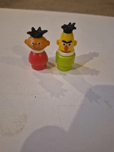 Figurine vintage Fisher Price Little People Sesame Street Bert ed Ernie - Foto 1 di 4