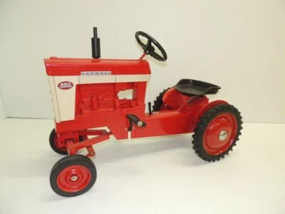 Farmall 460 Wide Front Pedal Tractor Scale Models NIB! 2004 Farm Progress Show! - Image 1 of 2