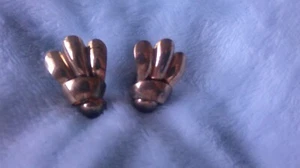 Three Finger, Screw Fastner Earrings with Gold Color - Picture 1 of 2