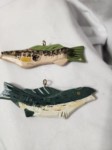 Adornos de madera para peces de 4,5" de largo, Navidad, decoración, lote de 2, pintados a mano   - Imagen 1 de 4