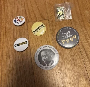 Lot UNIVERSITY OF IOWA HAWKEYES PINBACK BUTTONS Pins History Farms MLK - Picture 1 of 7