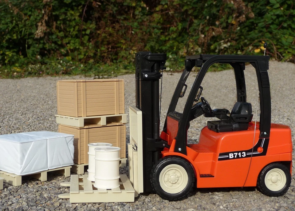 RC GABELSTAPLER Länge 28cm mit viel Zubehör + REGAL "Ferngesteuert 27MHz" 87865 - Bild 1 von 4