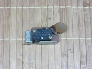 PIONEER QX-747 QUADRAPHONIC RECEIVER PARTS: INTERNAL MICROSWITCH. - Picture 1 of 2
