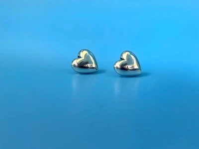 Pendientes James Avery Retirados Corazón Hinchado Plata de Ley 925 Tachuelas Hinchadas Foto 1 de 4