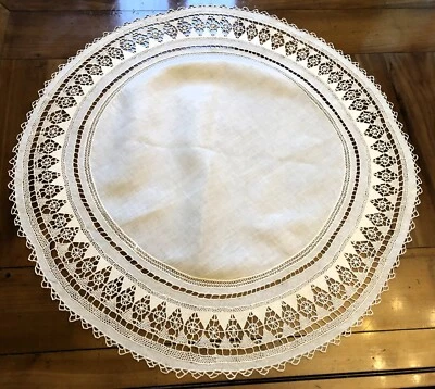 grand napperon ancien en organdi écru brodé mains 61 cm - Photo 1/4