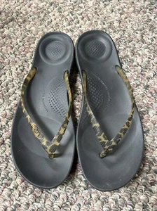FitFlop iQushion Ergonomic Black Camo Flip Flops Women’s Size 8 - Picture 1 of 13