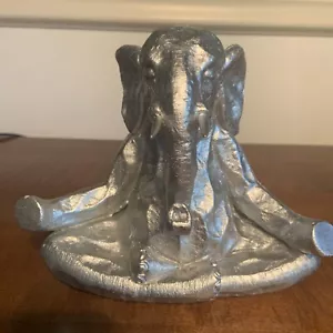 Silber meditierender Elefant Statue Figur Tischdeko sitzend in Yoga Pose - Bild 1 von 7