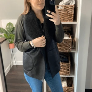 EUC C&C California Black Shearling Lined Sleeveless Waterfall Vest Pockets XS - Picture 1 of 8