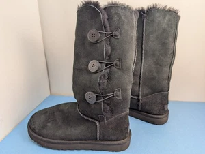 Stivali invernali UGG Bailey con tripletta con bottoni donna taglia 11 EUR 42 pelle di pecora scamosciata nera - Foto 1 di 16