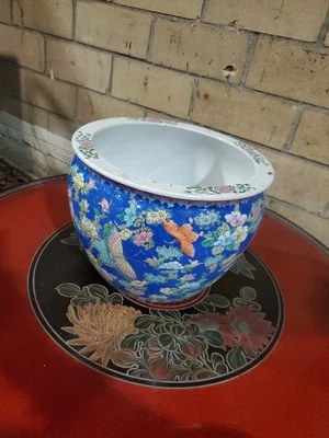 Antiguo pecero koi chino grande porcelana cerámica azul con mariposas  Foto 1 de 4