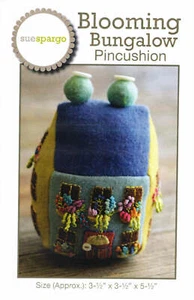 Almohadilla de bungalow floreciente - apliques, bordados y patrones de costura de Sue S - Imagen 1 de 3