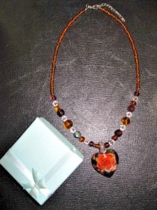 NUEVO COLLAR FLOR ÁMBAR CON BRILLO CRISTAL CORAZÓN Y CUENTAS DE VIDRIO - Imagen 1 de 2