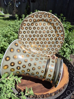 Lote de 2 Jarrón De Colección Cerámica Color Salvia con Anillos de Oro y Borde 8"h y Plato 10"dia Foto 1 de 4