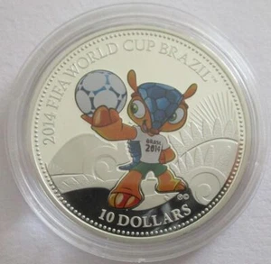 Islas Cook 10 Dólares 2013 Mundial de Fútbol Brasil Mascota Fuleco Plata - Imagen 1 de 2