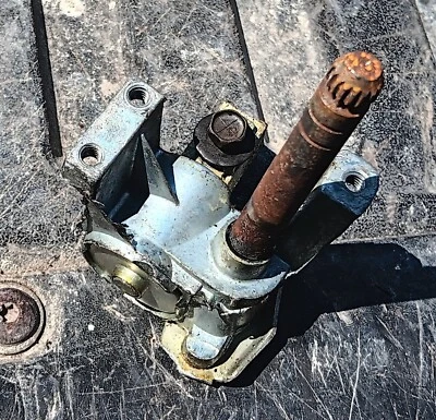 Control de manivela de alerón/ventilación del lado del pasajero de un Pontiac LeMans 1971 Foto 1 de 4