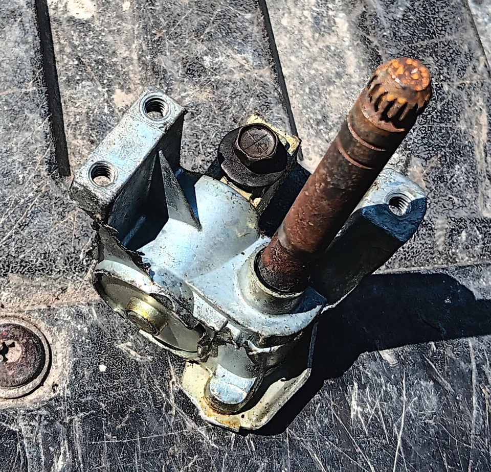 Control de manivela de alerón/ventilación del lado del pasajero de un Pontiac LeMans 1971 Foto 1 de 4