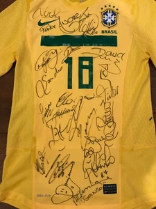 BRAZIL SIGNED NIKE JERSEY #18 LUCAS MOURA+NEYMAR+THIAGO SILVA+ROBINHO+DANI ALVES - Picture 1 of 11