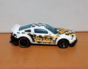 HOT WHEELS 2005 Ford Mustang SPOILER ALERT 3/5 - Picture 1 of 3