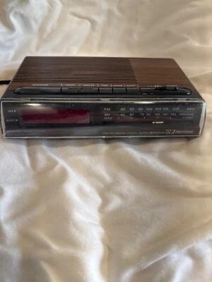 Radio Reloj Despertador Digital Emerson Grano Madera RED5521 De Colección Probado Funciona De Colección Foto 1 de 4