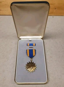 Vietnam Era Air Medal Set Cased Awarded Heroism in Flight Medal Set Cased Rare - Picture 1 of 24