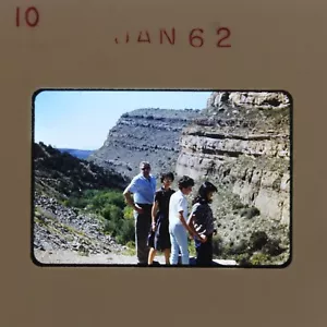 People on Vacation Scenic View Mountain Kodachrome 35mm Farbdia 1962 - Bild 1 von 2