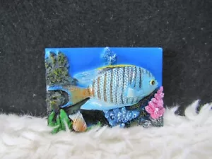 Tief im Meer 3D blauer Fisch neben rosa Korallenmagnet, dekorative Wohndeko - Bild 1 von 5