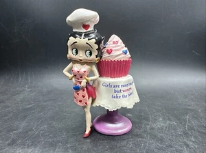 Figurina Betty boop è una cosa da ragazza una donna prende la torta - Foto 1 di 9