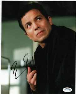 Autógrafo firmado ""Tom Lone"" de Benjamin Bratt ""Catwoman"" 10x8 foto ACOA - Imagen 1 de 1