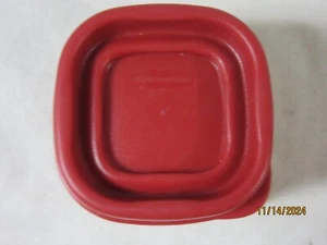 One Rubbermaid 7J54 2" Snap On RED Replacement Square Lids TRSRLR-RED - Picture 1 of 3