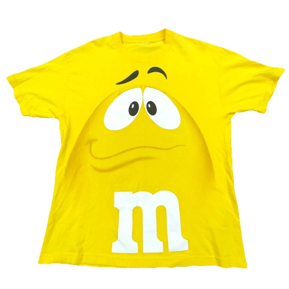 Camisa masculina vintage M&Ms grande amarela estampa por toda parte logotipo grande chocolate doce - Imagem 1 de 4