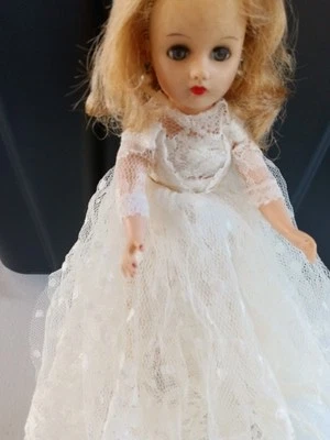 Muñeca ideal Little Miss Revlon rubia de 10 pulgadas Foto 1 de 3