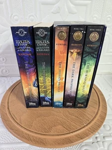 Trials of Apollo, the 3-Book Paperback Boxed Set/ Rick Riordan & 2-Magnus Chase - Imagen 1 de 9
