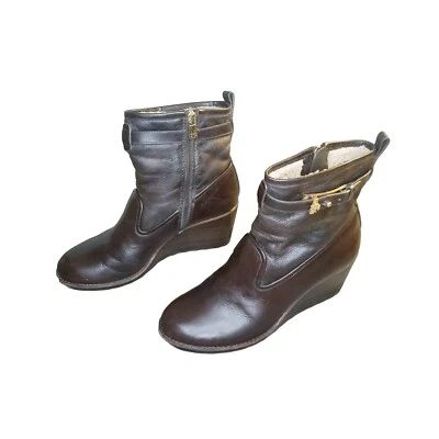 Botín de cuña Tory Burch Primrose para mujer 8 botas de cuero marrón oscuro forradas en piel de oveja Foto 1 de 4