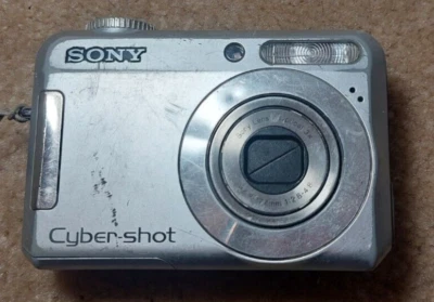 Sony Cyber-shot DSC-S650 7.2MP Digital Camera - Silver. BROKEN FOR PARTS/REPAIR - Image 1 of 4